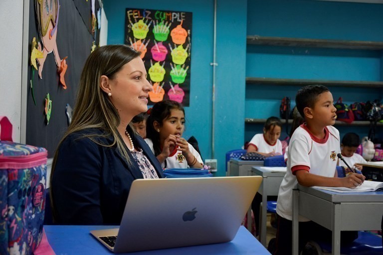 Auditora ICONTEC, Ing. Mónica María Escobar García con la comunidad educativa del Colegio de la UPB, Marinilla