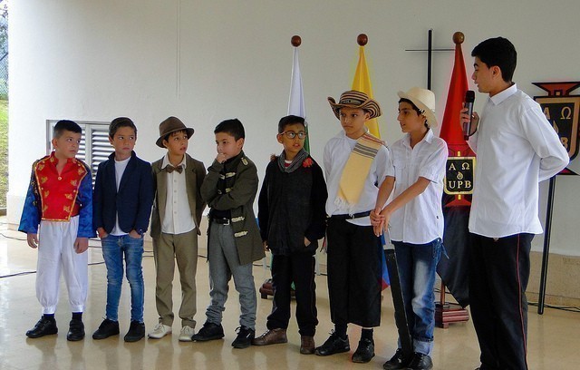 Estudiantes representando a los próceres de la Independencia durante Día de la Democracia en Colegio de la UPB