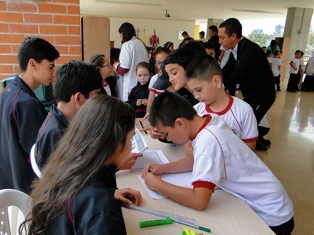 Estudiantes durante la elección de Personero en Colegio de la UPB, Marinilla