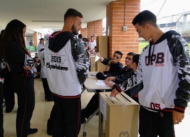 Estudiantes durante la elección de Personero en Colegio de la UPB, Marinilla