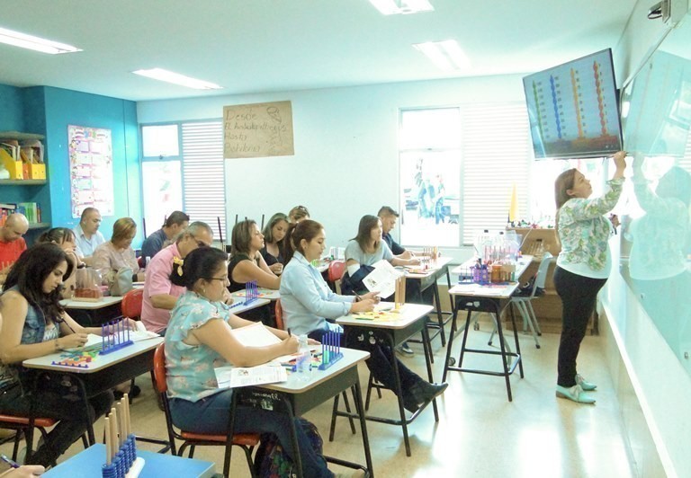 Padres de Familia del Colegio de la UPB durante currículo para familias