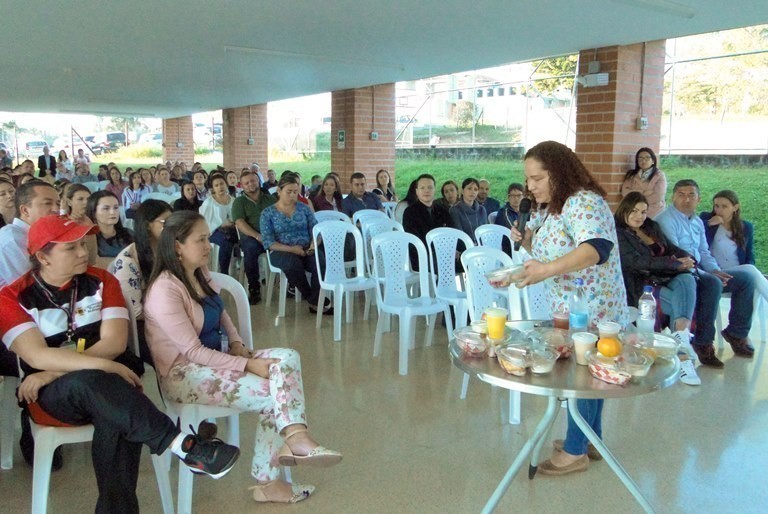 Nutricionista Eliana Padilla con los padres de familia del Colegio de la UPB