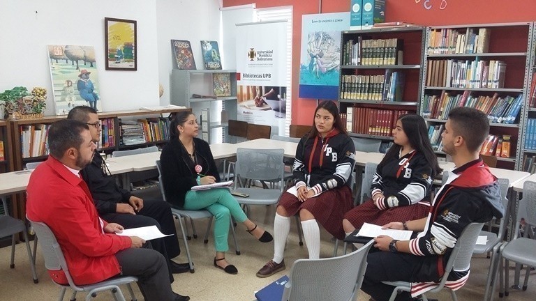 Candidatos a Personería en Colegio UPB Marinilla con el Comité Asesor
