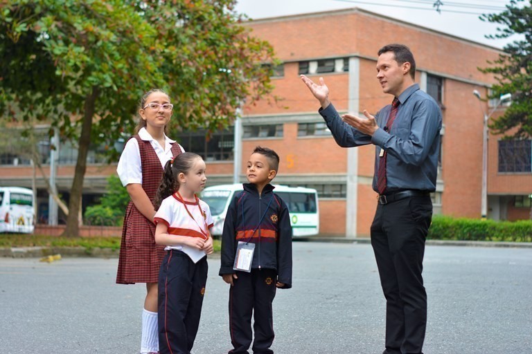 Docente durante inducción a estudiantes