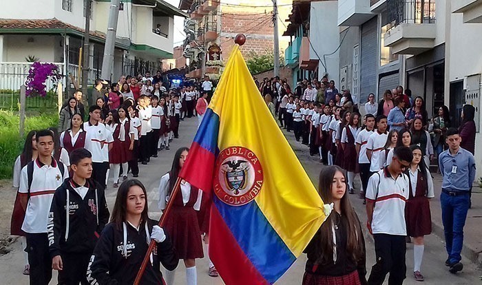 Los estudiantes del grado undécimo portaron los símbolos patrios.
