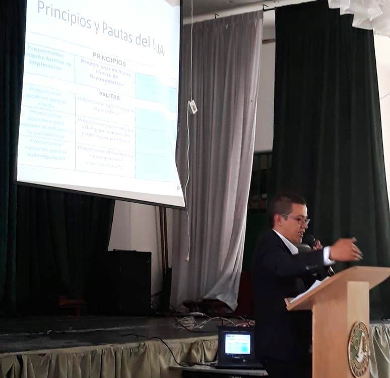 A la capacitación asistieron alrededor de 100 personas entre docentes y personal administrativo.
