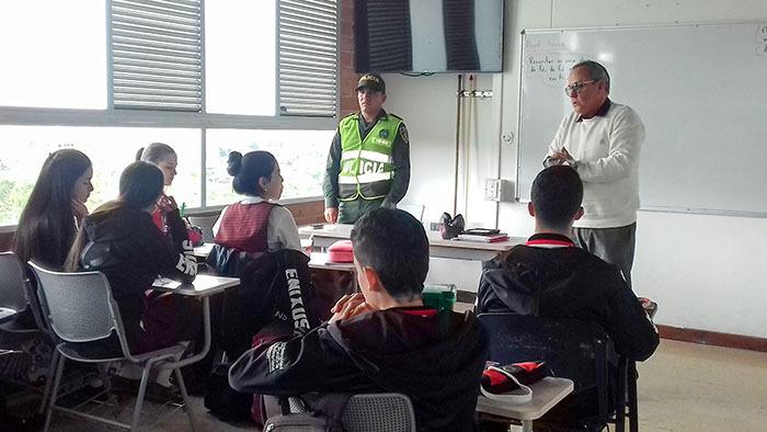 Policía de infancia y adolescencia capacita a estudiantes y docentes.